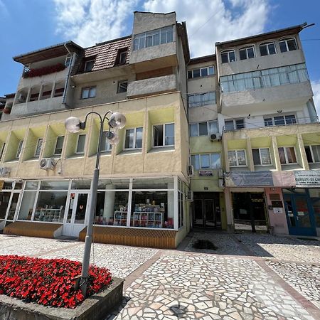 Apartament Centru Рымнику-Вылча Экстерьер фото